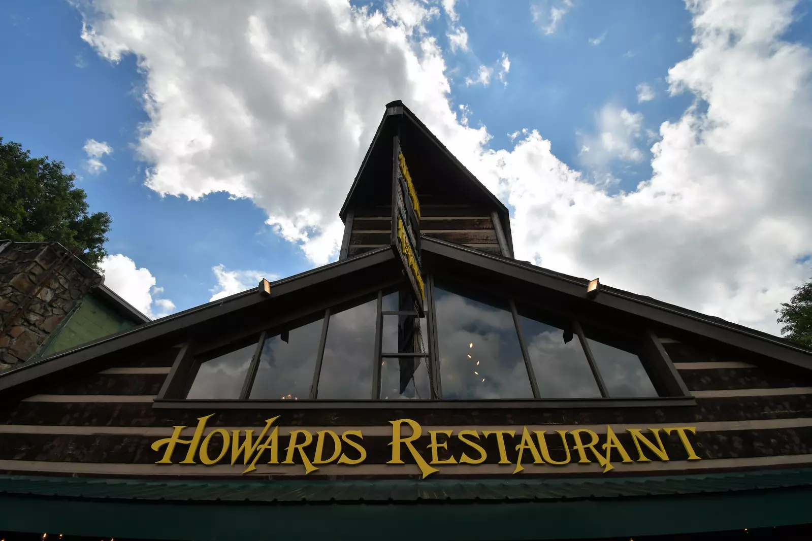 howard's restaurant in gatlinburg on the strip