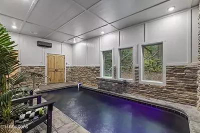 Pigeon Forge cabin indoor swimming pool at burch's bear splash