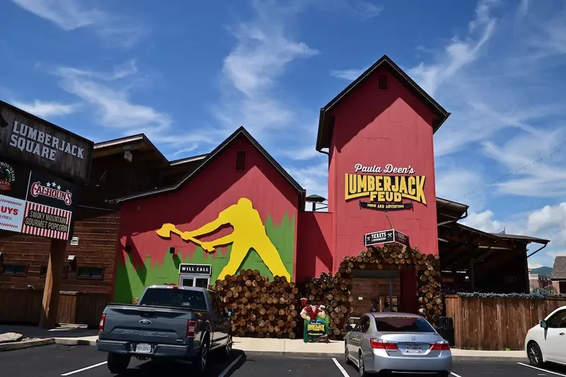 lumberjack feud pigeon forge