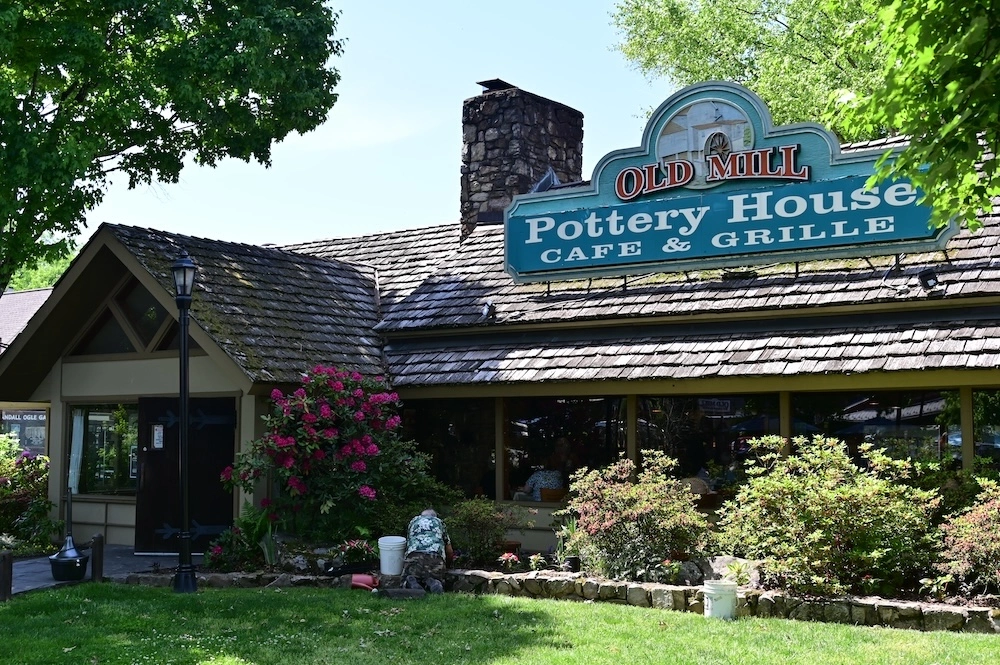 pottery house cafe is one of the top local restaurants in Pigeon Forge